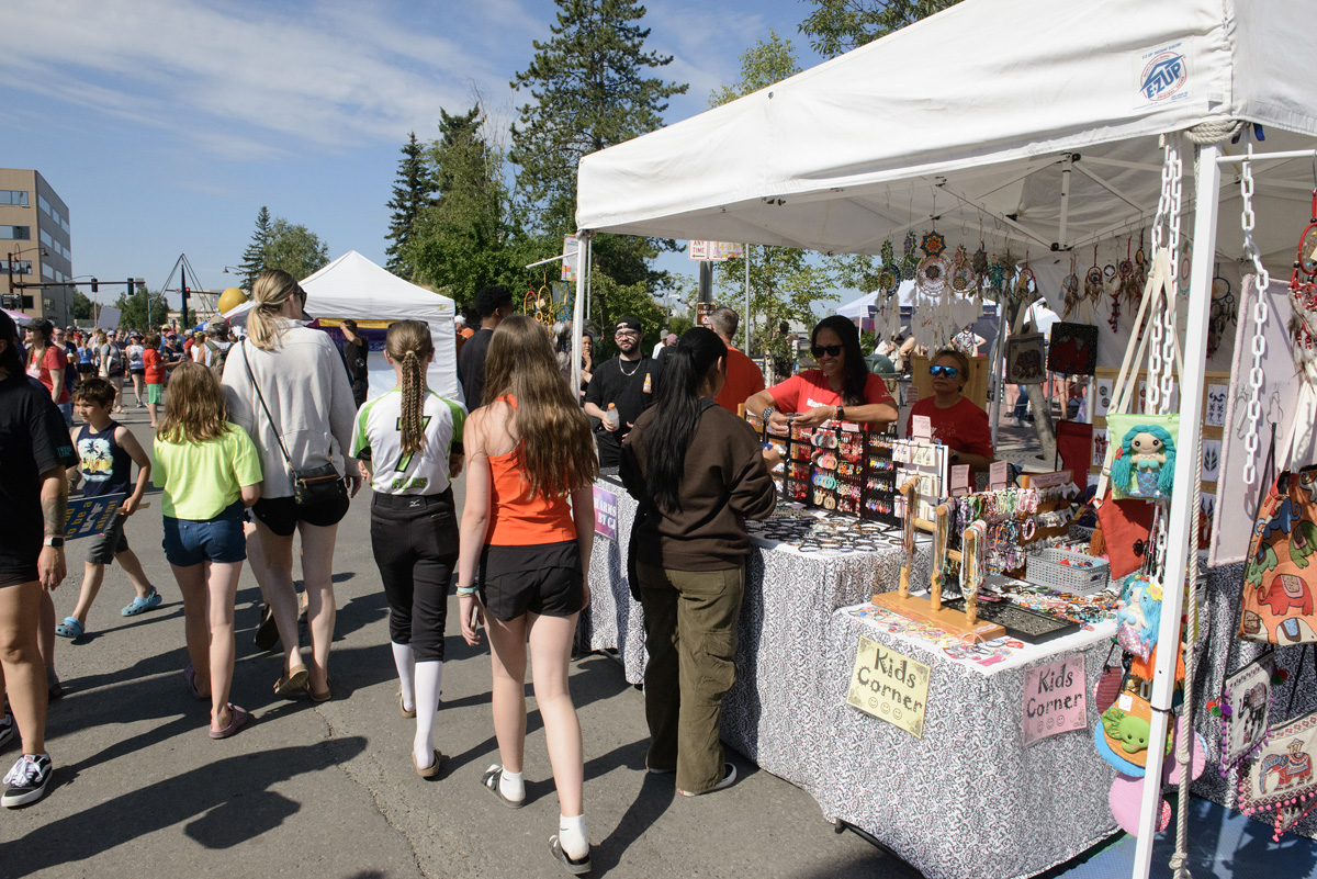 Golden Days Street Fair vendors and visitors